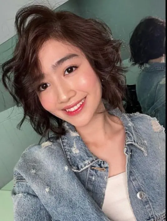 Tak hanya memotong rambutnya saja, Febby pun memilih mewarnai rambutnya menjadi kecoklatan yang terlihat shining. [@febbyrastanty]