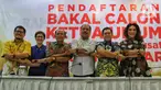 Ketua Penyelenggara Munas Partai Golkar Melchias Markus Mekeng (ketiga kanan) bersama jajaran panitia saling berjabat tangan saat konferensi pers di Kantor DPP Golkar, Jakarta, Jumat (29/11/2019). Munas Golkar akan berlangsung pada 4-6 Desember 2019 di Ritz-Carlton Jakarta. (Liputan6.com/JohanTallo)