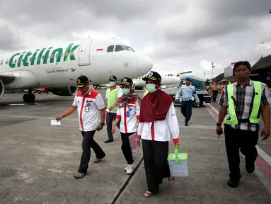 Sejumlah petugas BNNP DIY melakukan sidak di bandara Adisucipto,Yogyakarta, Kamis (6/10). Sidak dilakukan untuk menagntisipasi penyalahgunaan narkoba saat menerbangkan pesawat. (Liputan6.com/Boy Harjanto)
