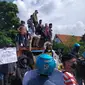 demo menolak penyekatan Suramadu di Balai Kota Surabaya. (Dian Kurniawan/Liputan6.com)