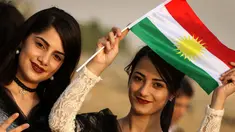 Seorang gadis Kurdi Iran memegang bendera Kurdi saat mengampanyekan referendum untuk kemerdekaan di kota Bahirka, Irak Utara (21/9). Mereka meminta referendum untuk menentukan kemerdekaan etnis Kurdi di Irak. (AFP Photo/Safin Hamed)