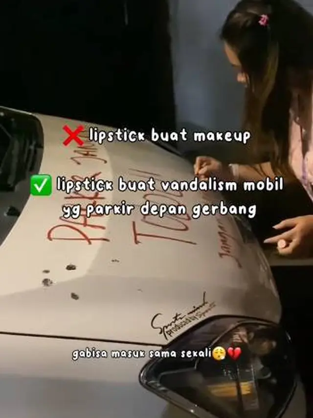Viral Mobil Parkir Sembarangan di Depan Gerbang, Ujungnya Dicoret-Coret Pakai Lipstik