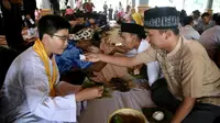 Aksi saling menyuapi para pelajar beda agama di Purwakarta (Liputan6.com / Abramena)