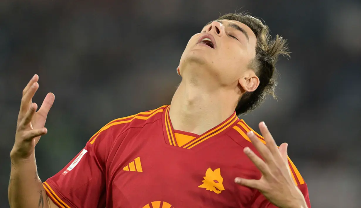 Reaksi pemain Roma Paulo Dybala saat melawan Cremonese pada pertandingan sepak bola babak 16 besar Coppa Italia. (Alfredo Falcone/LaPresse via AP)
