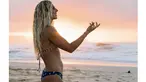 Peselancar cantik ini lahir di Ventura, California, pada tanggal 28 Desember 1990 dengan nama Sage Michele Erickson. (Bola.com/Instagram)