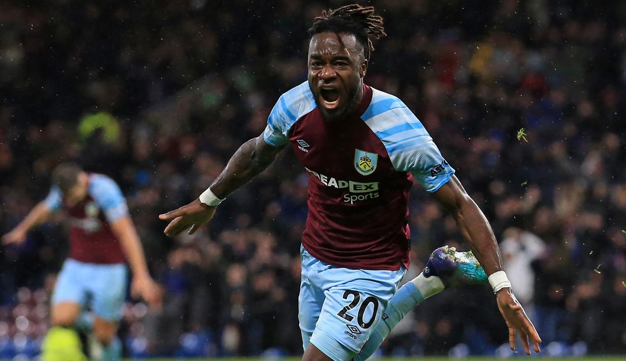 Maxwel Cornet. Sayap kiri Pantai Gading berusia 25 tahun ini baru semusim membela Burnley di Premier League sejak didatangkan dari Olympique Lyon pada awal musim 2021/2022. Setelah Burnley terdegradasi, pemain yang memiliki nilai pasar 14 juta euro dan total tampil 26 kali di Premier League musim 2021/2022 dengan mencetak 9 gol dan 1 assist ini diincar oleh West Ham United dan Everton untuk tetap bermain di Premier League musim 2022/2023. (AFP/Lindsey Parnaby)