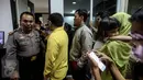 Suasana saat puluhan orangtua menggeruduk RS Harapan Bunda, Jakarta, terkait  penggunaan vaksin palsu, Kamis (14/7). Mereka menuntut pihak rumah sakit menjelaskan nasib anak-anak mereka yang mendapatkan vaksin. (Liputan6.com/Faizal Fanani)