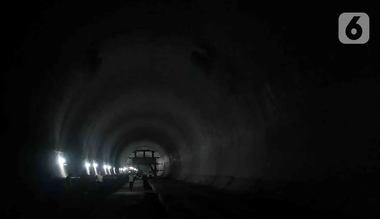 Aktivitas pekerja proyek Tunnel 6 Kereta Cepat Jakarta Bandung di Cikalong Wetan, Depok, Purwaarta, Kamis (27/1/2022). Tunnel ini menjadi salah satu tunnel terpanjang yang ditargetkan dalam waktu dekat akan tembus karena progres konstruksi sudah mencapai 97,01 persen. (Liputan6.com/Herman Zakharia)