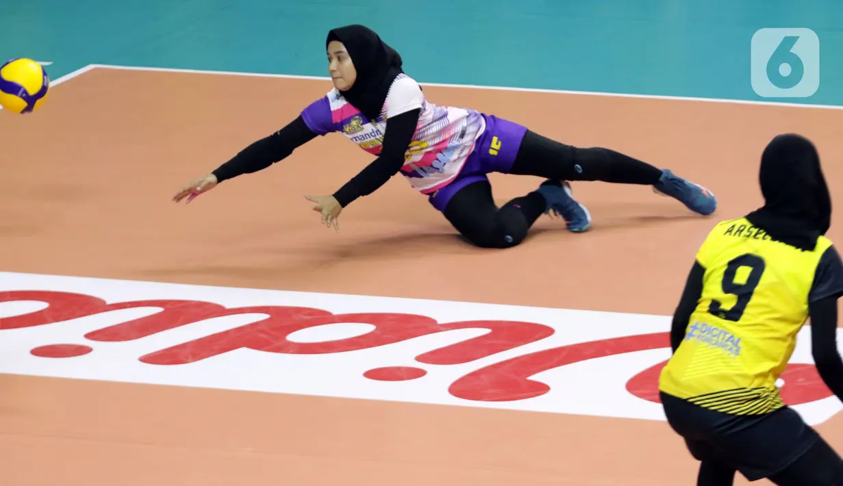 Pevoli putri Jakarta Mandiri Popsivo Polwan, Susilawati mengambil bola saat melawan Bandung BJB Tandamata di pertandingan PLN Mobile Proliga 2022, Padepokan Voli Jenderal Polisi Kunarto, Sentul, Bogor, Minggu (9/1/2022). Bandung BJB Tandamata unggul 3-2. (Liputan6.com/Helmi Fithriansyah)