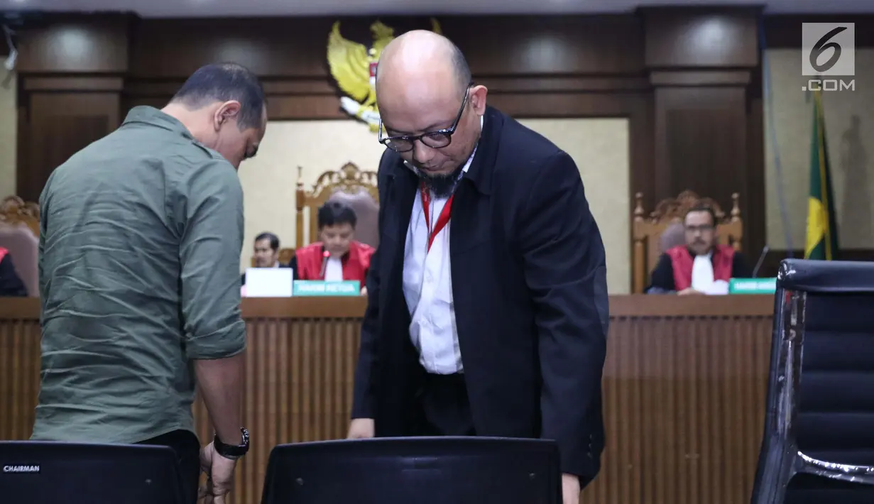 Penyidik KPK, Novel Baswedan (kanan) usai diambil sumpah jelang menjadi saksi pada sidang dugaan menghalangi proses penyidikan terhadap Eddy Sindoro dengan terdakwa, Lucas di Pengadilan Tipikor, Jakarta, Kamis (10/1). (Liputan6.com/Helmi Fithriansyah)