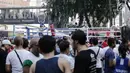 Warga menyaksikan pertandingan tinju amatir yang berlangsung saat Car Free Day di kawasan Bundaran HI, Jakarta, Minggu (29/4). Kegiatan ini merupakan pertandingan tanpa pemenang karena memakai konsep latih tanding. (Liputan6.com/Faizal Fanani)