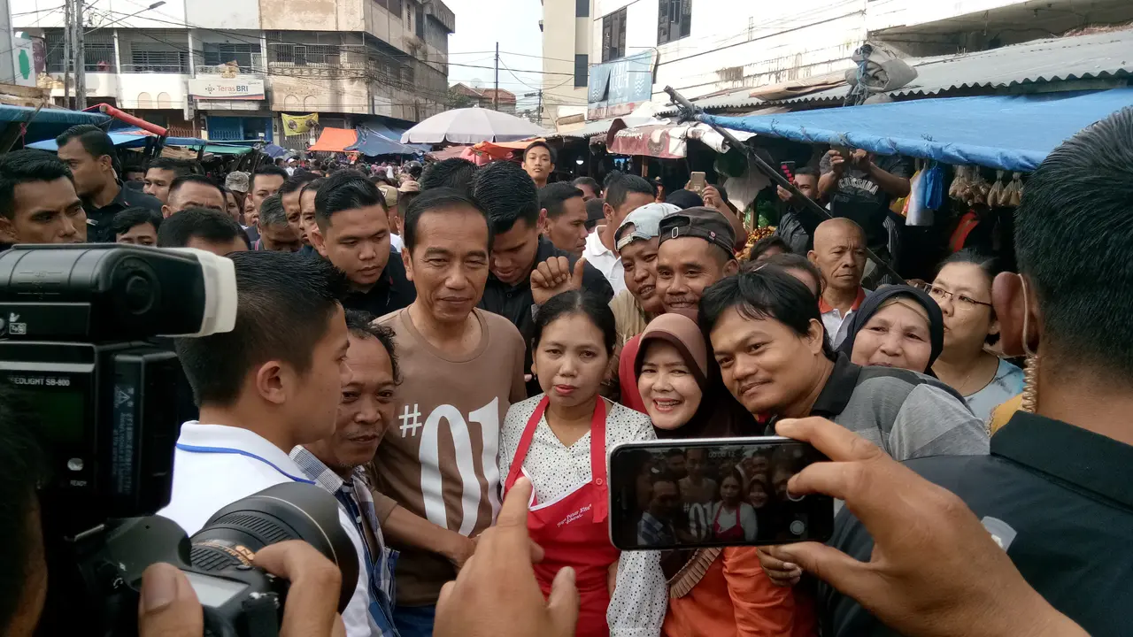 Calon Presiden nomor urut 01 Jokowi  blusukan ke Pasar Gintung Bandar Lampung. Pasar tradisional di Jalan Pisang, Tanjung Karang Pusat, Bandar Lampung. (Merdeka.com/Titin Supriatin)