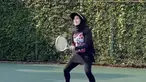 Ibu Air Rumi ini sangat senang berolahraga tenis. Tenis menjadi salah olahraga yang membantunya melangsingkan tubuh usai melahirkan. Potret Irish Bella tampil sporty saat main tenis ini berhasil curi perhatian. (Liputan6.com/IG/_irishbella_)