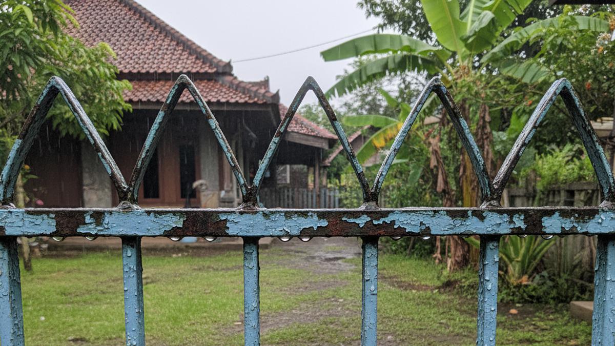 Cat Pagar Terkelupas karena Hujan? Ini Cara yang Benar Mengatasinya