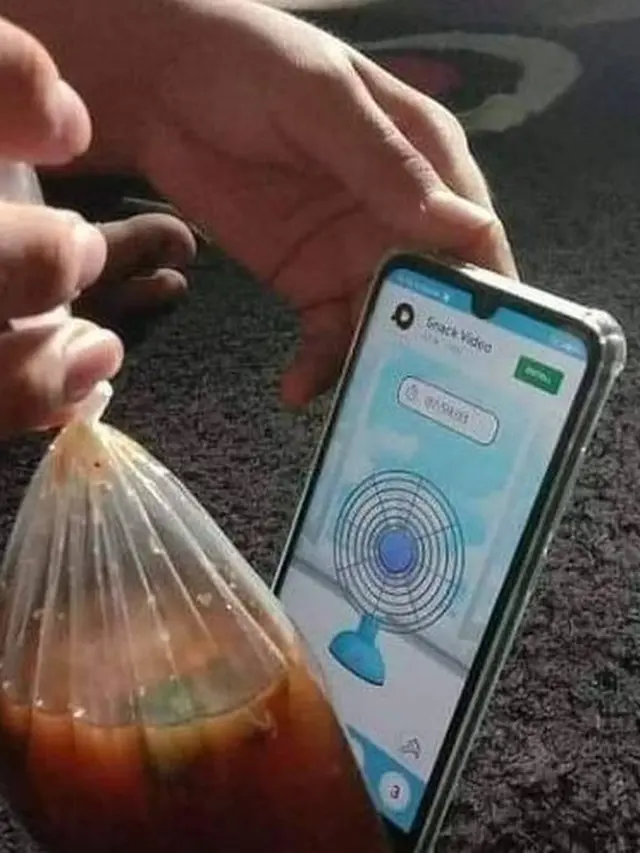 7 Aksi Kocak Orang saat Mendinginkan Makanan Ini Bikin Geleng Kepala