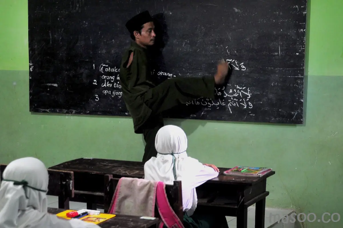Guru Tanpa Tangan dari Madura Bikin Haru Netizen