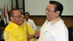Aburizal Bakrie (kiri) dan Agung Laksono saat menghadiri Rapat Pengurus Harian Partai Golkar di DPP Partai Golkar, Jakarta, Kamis (4/2/2016). Rapat pengurus ini adalah pertama kalinya setelah perselisihan antar dua kepemimpinan.(Liputan6.com/Johan Tallo)