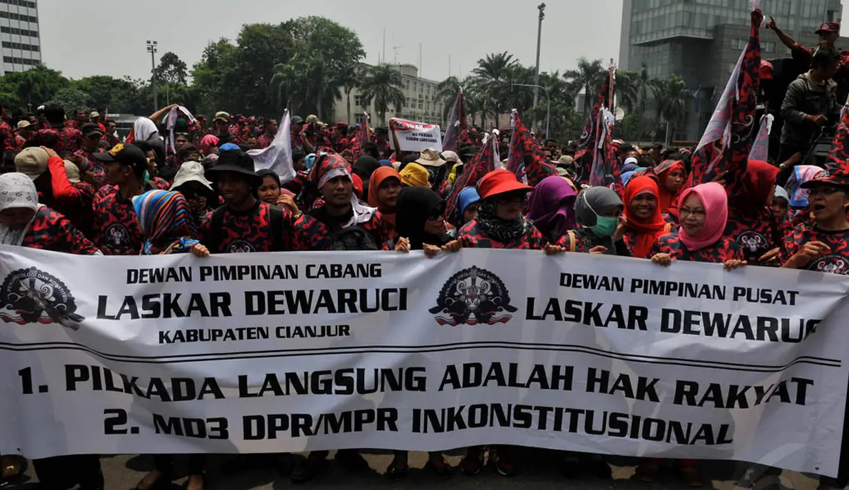 Dalam aksinya, Laskar Dewaruci meminta MK untuk membatalkan UU Pilkada No 22/2014 yang menyatakan pilkada tidak langsung, Jakarta, (8/10/14). (Liputan6.com/Johan Tallo) 