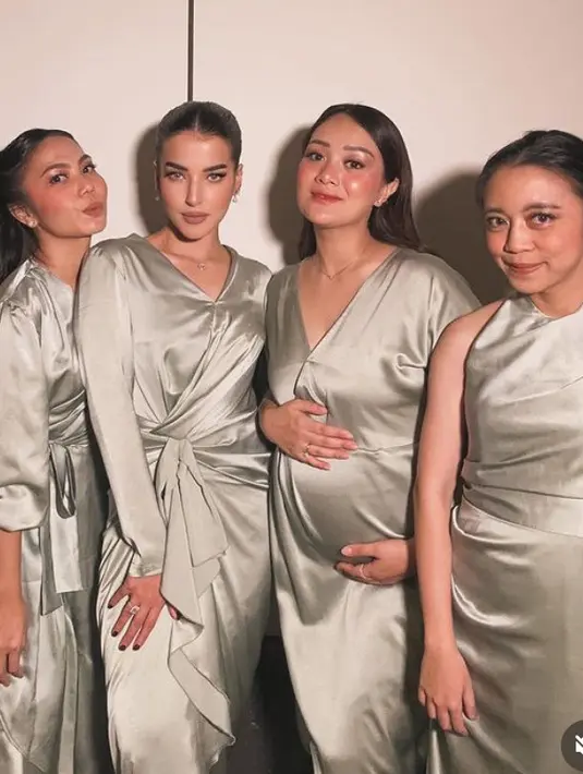 Tasya Farasya mengunggah potretnya ketika menjadi bridesmaid. Ia pun tampil kompak bersama bridesmaid lainnya mengenakan pakaian warna abu-abu. [@tasyafarasya]
