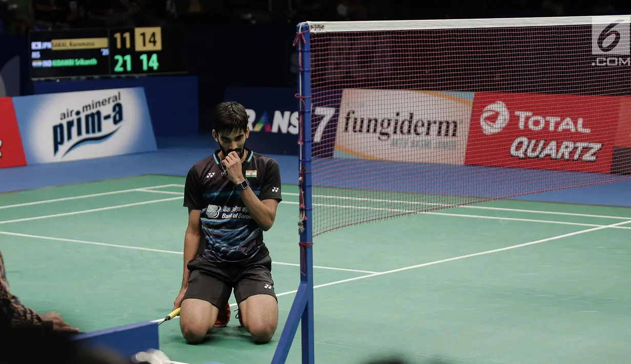 Tunggal Putra India Kidambi Srikanth berdoa usai memenangkan final BCA Indonesia Open 2017 melawan tunggal putra Jepang Kazumasa Sakai di Jakarta, Minggu (18/6). Kidambi Srikanth menang dengan skor 21-11, 21-19. (Liputan6.com/Faizal Fanani)
