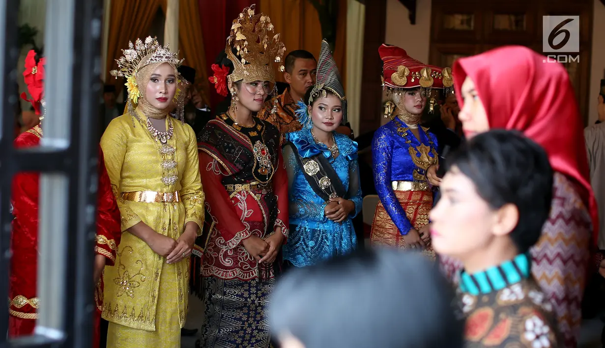 Sejumlah wanita berpakaian adat menyambut putri Presiden Jokowi, Kahiyang Ayu dan Bobby Nasution di lokasi upacara adat pemberian marga di rumah paman sang suami di Medan, Selasa (21/11). Kahiyang akan dianugerahi Boru Siregar (Liputan6.com/Johan Tallo)