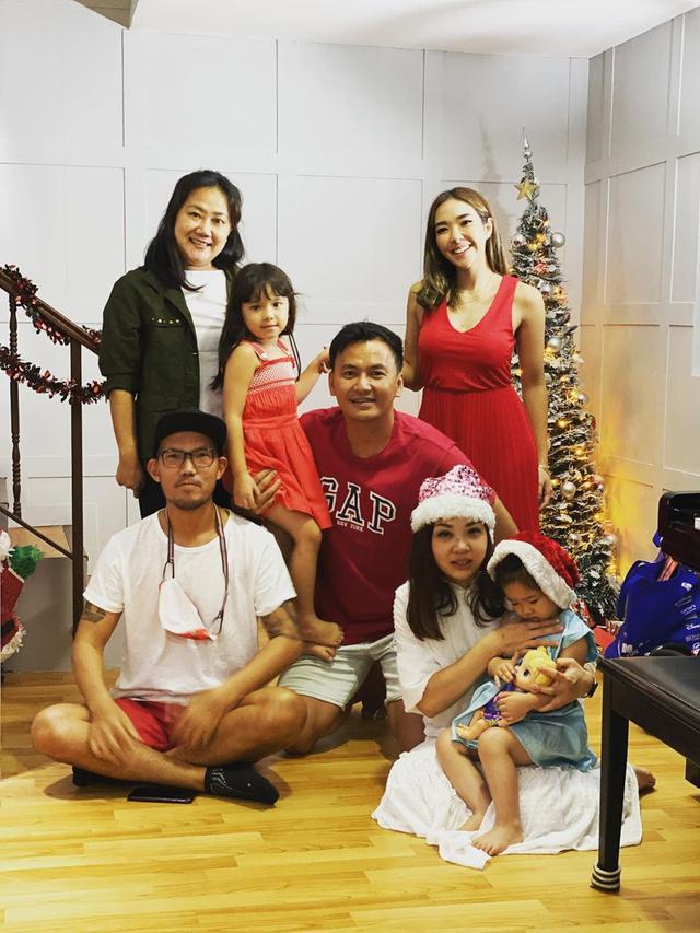 6 Momen Kedekatan Gisella Anastasia dengan Keluarga Wijin, Kompak