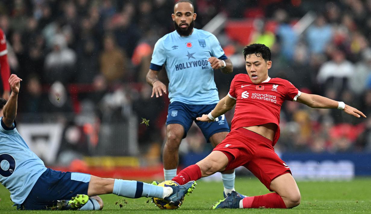 Gelandang bertahan Timnas Jepang yang bermain untuk Liverpool, Wataru Endo akan menjadi andalan di lini tengah Jepang pada Piala Asia 2023 Qatar. Penampilanya yang kian meningkat bersama The Reds di Liga Inggris diharapkan akan ditularkannya bersama Timnas Jepang di Qatar nanti. Bersama Timnas Jepang ia telah mengoleksi 55 caps dengan torehan 2 gol dan 3 assist. Piala Asia 2023 Qatar menjadi Piala Asia edisi kedua yang diikutinya setelah sebelumnya ia juga tampil pada ajang Piala Asia 2019 di Uni Emirat Arab. (AFP/Paul Ellis)