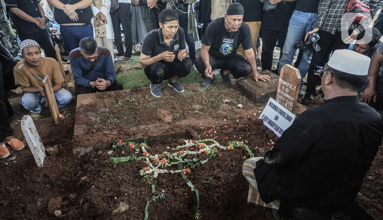Pelayat memanjatkan doa saat pemakaman mantan artis cilik Cecep Reza di TPU Layur Penggilingan, Jakarta, Rabu (20/11/2019). Cecep Reza meninggal pada usia 31 tahun karena penyakit jantung. (Liputan6.com/Faizal Fanani)