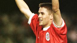 3. Michael Owen (Liverpool) - Penyerang Legendaris The Reds ini sukses menjadi top skor Liga Inggris dalam dua musim beruntun. Mantan pemain Real Madrid itu meraihnya pada musim 1997/1998 dengan 18 gol dan musim 1998/1999 dengan 18 gol. (AP/Denis Doyle, File)