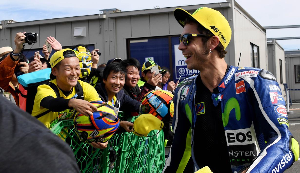 Pebalap Movistar Yamaha MotoGP,  Valentino Rossi (kanan) menempati urutan pertama Trending Rieders dengan 48% total mention. (AFP/Toshifumi Kitamura)