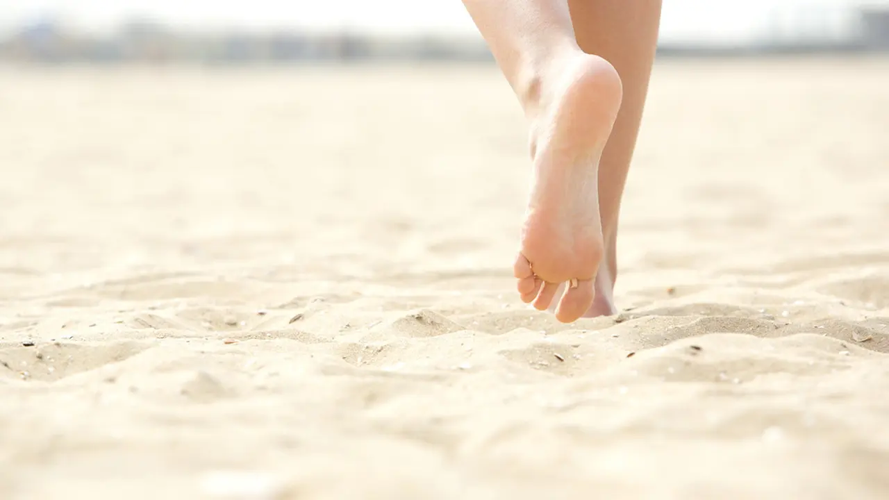 Jalan tanpa alas kaki. (Foto: womenlargesizeshoes.com)