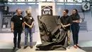 Jajaran Country Head OYO Hotels & Homes Indonesia dan Youtuber pada peluncuran OYO Life di Jakarta, Rabu (9/10/2019). Peluncuran OYO Life menjadi bagian penting dari komitmen investasi OYO sejumlah US$ 300 juta untuk mengembangkan industri hospitality di Indonesia. (Liputan6.com/Fery Pradolo)
