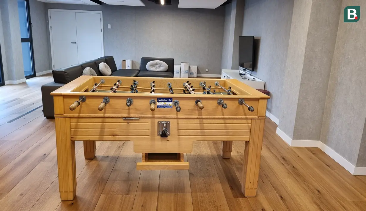 Ruangan melepas lelah dan bersantai yang dilengkapi beberapa fasiltas pendukung seperti meja untuk pingpong, sofa untuk bersantai dan lain-lain. (Bola.com/Yus Mei Sawitri)