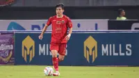 Pemain Persija Jakarta, Ryo Matsumura menggiring bola saat laga lanjutan BRI Liga 1 2023/2024 antara Persija Jakarta melawan Barito Putera di Stadion Patriot Candrabhaga, Bekasi, Sabtu (07/10/2023). (Bola.com/Bagaskara Lazuardi)