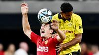 Bek Manchester United, Harry Maguire, duel udara dengan pemain Borussia Dortmund, Sebastien Haller, dalam laga uji coba pramusim yang digelar di Allegiant Stadium, Las Vegas, Senin (31/7/2023). MU takluk 2-3 dari Dortmund. (Photo by Patrick T. Fallon / AFP)