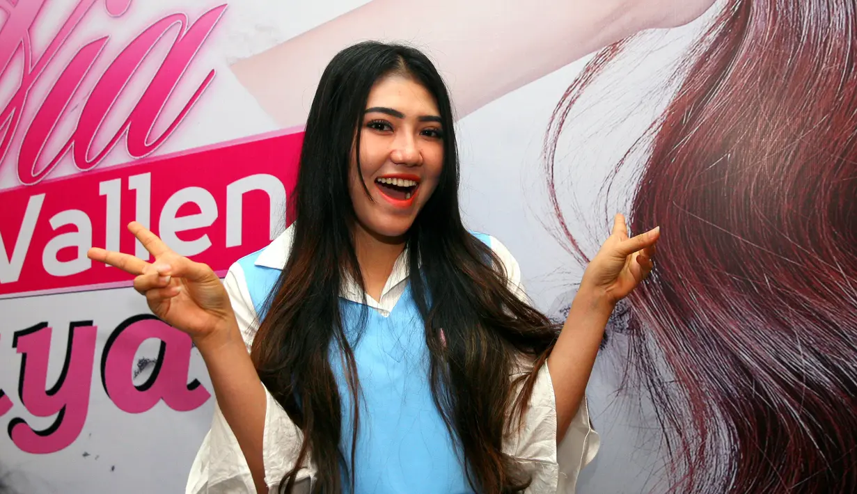 "Begadang kayaknya iya ya, tapi lihat-lihat dulu siapa yang main, buat negara-negara yang via suka. Yang jelas yang keren-keren, Spanyol, Jerman, Brazil sama Portugal," kata Via Vallen. (Nurwahyunan/Bintang.com)