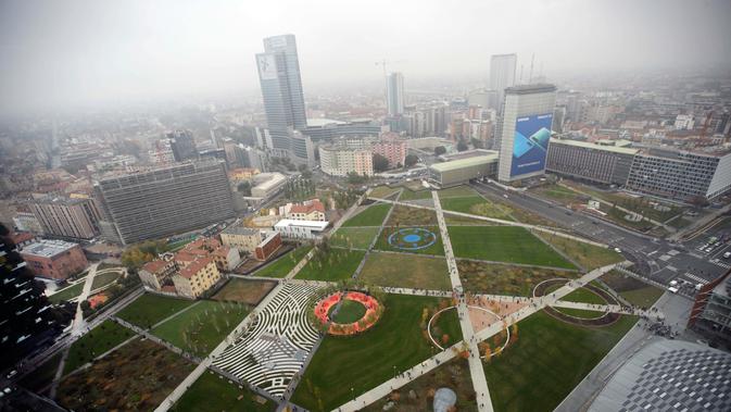 Pemandangan 'Perpustakaan Pohon' di Milan, Italia, Sabtu (27/10). Perpustakaan ini menjadi taman publik terbesar ketiga di pusat Milan. (AP Photo/Luca Bruno)