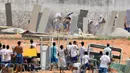 Para tahanan berlari saat polisi membubarkan mereka di penjara Alcacuz, Natal, Rio Grande do Norte, Brasil, (16/1). Kerusuhan dimulai ketika anggota geng narkoba menyerang sektor yang ditempati rival mereka. (AFP Photo/Andressa Anholette)