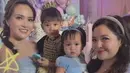 Tasya Kamila yang mengenakan dress plisket ungu membawa putrinya yang menggemaskan dengan dress biru mirip Cinderella. [@tasyakamila]