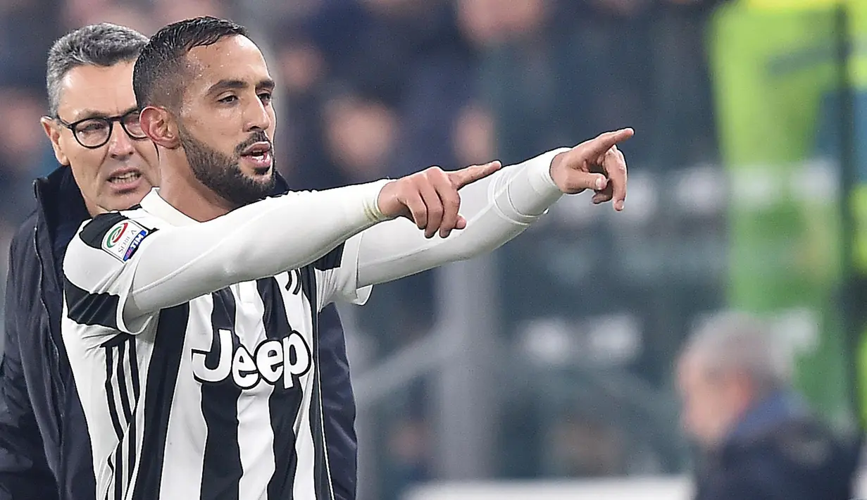 Pemain belakang Juventus, Medhi Benatia melakukan selebrasi usai membobol gawang Roma saat pertandingan Liga Italia di Turin, Italia (23/12). Dengan kemenangan membawa Juventus mendekati puncak Klasmen Liga Italia. (Alessandro Di Marco / ANSA via AP)
