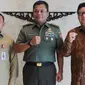Mendagri beri penghargaan bagi anggota TNI  yang gugur dalam pelaksanaan Pemilu 2019. (foto: dok. Kemendagri)