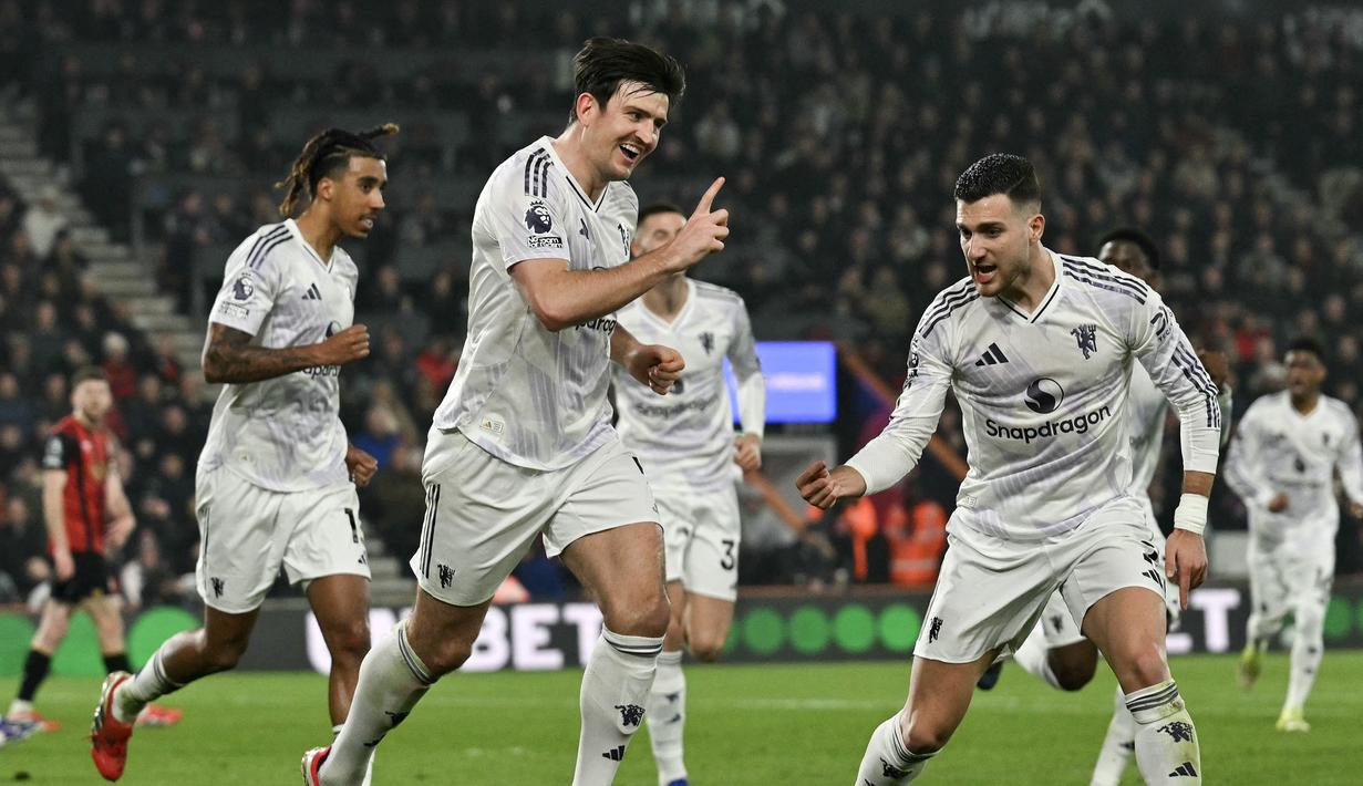 Usaha pemain berkebangsaan Inggris tersebut untuk menyundul bola malah mengenai kepala James Hill ke gawangnya sendiri pada menit ke-71. (AFP/Glyn Kirk)