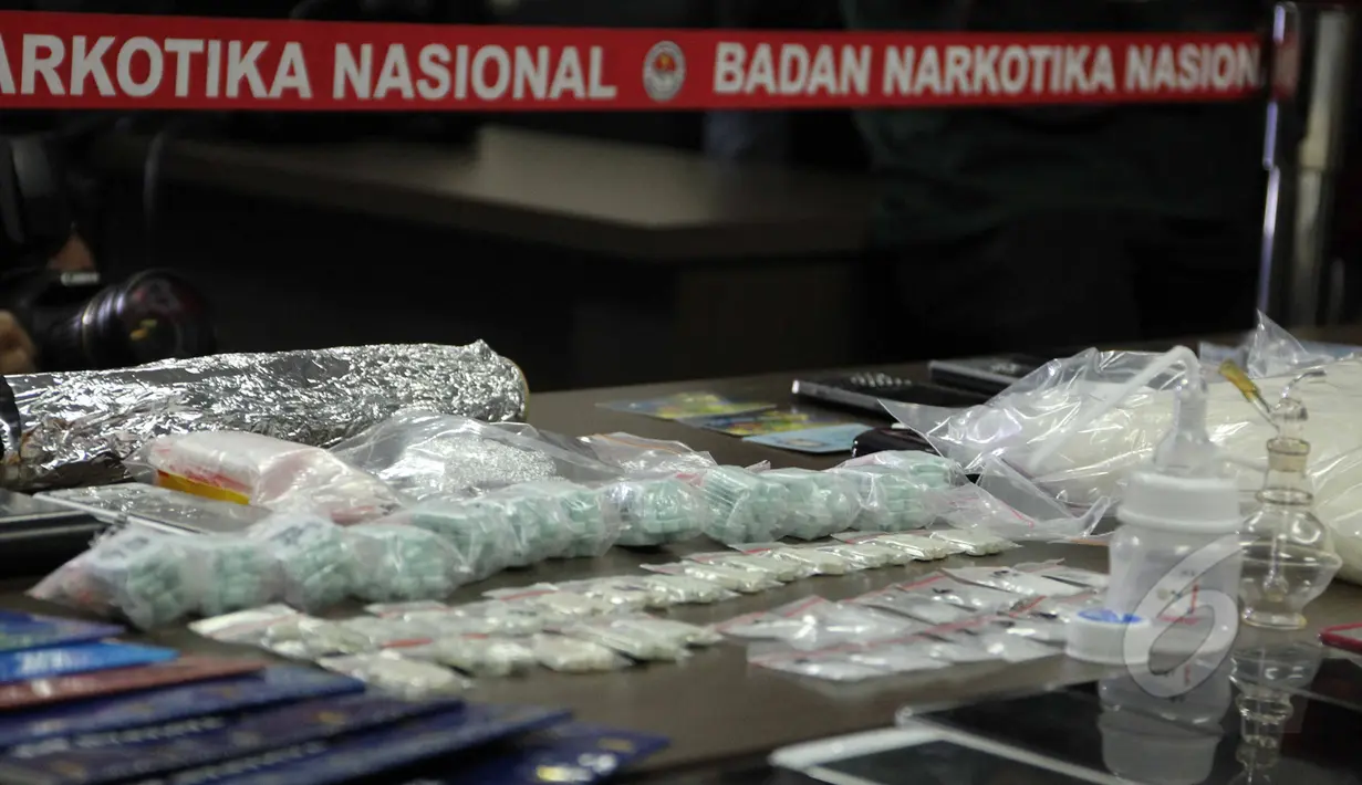 Barang bukti diperlihatkan saat rilis kasus narkoba di kantor Badan Narkotika Nasional (BNN), Jakarta, Jumat (22/5/2015). BNN berhasil mengungkap kasus narkoba yang melibatkan seorang sipir Lapas Banceuy, Bandung, Jawa Barat. (Liputan6.com/Helmi Afandi)