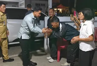 Wapres Gibran memilih langsung mendatangi rumah duka almarhumah Deitje Lahia (70) di Desa Tateli, Kabupaten Minahasa, korban gempa Sulut, Senin (6/4/2026) malam. (Liputan6.com/Yoseph Ikanubbun)