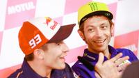 Valentino Rossi (kanan) dan Marc Marquez tak berjabat tangan saat konferensi pers jelang MotoGP Assen di Belanda, Kamis (23/6/2016) waktu setempat. (Bola.com/MotoGP)