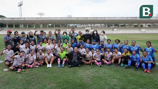 Foto: Disaksikan Langsung Ketua Umum PSSI, Timnas Wanita Indonesia Gelar Pertandingan Uji Coba Melawan Tim Putri Persib Bandung