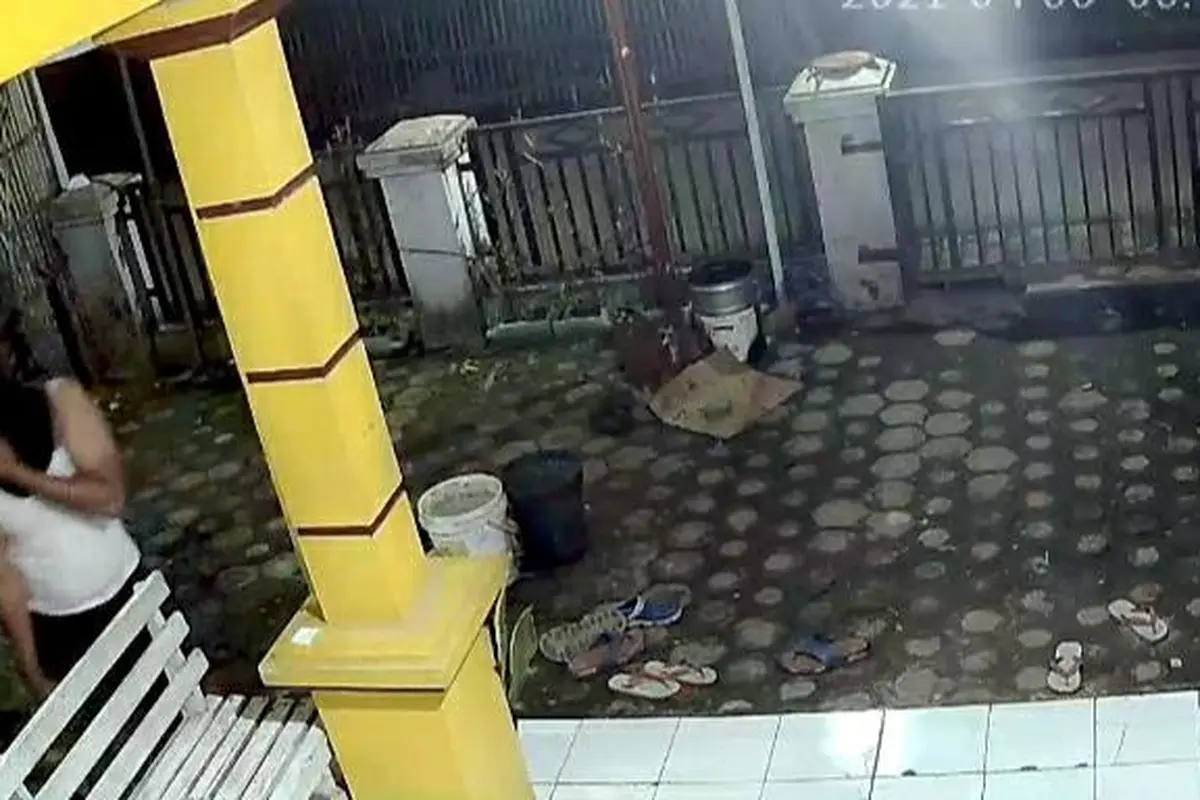 Tangkapan layar aksi pencurian pakaian dalam wanita di Bekasi