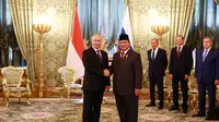 Menteri Pertahanan (Menhan) sekaligus Presiden Terpilih RI, Prabowo bertemu Presiden Rusia Vladimir Putin di Moskow. (Dok. Istimewa)