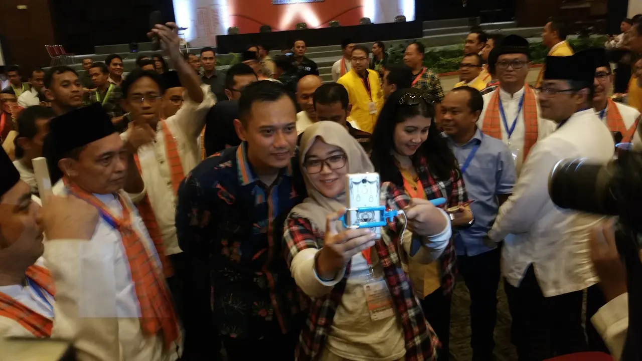 Satu per satu Agus meladeni relawan Ahok-Djarot untuk berfoto.