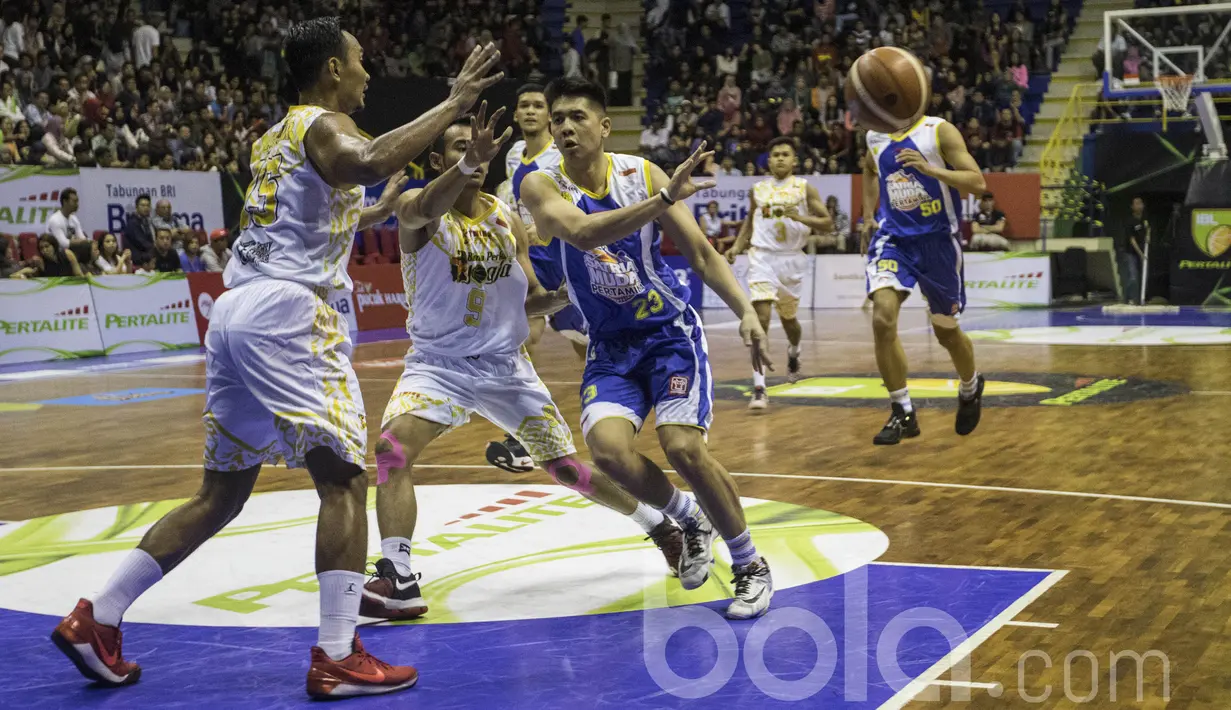 Pebasket Satria Muda, Avan Seputra, mengirim asist saat melawan Bima Perkasa pada laga IBL Regular Season 2017 di C-tra Arena Bandung, Jawa Barat, Minggu (26/2/2017). Satria Muda menang 83-44 atas Bima Perkasa. (Bola.com/Vitalis Yogi Trisna)